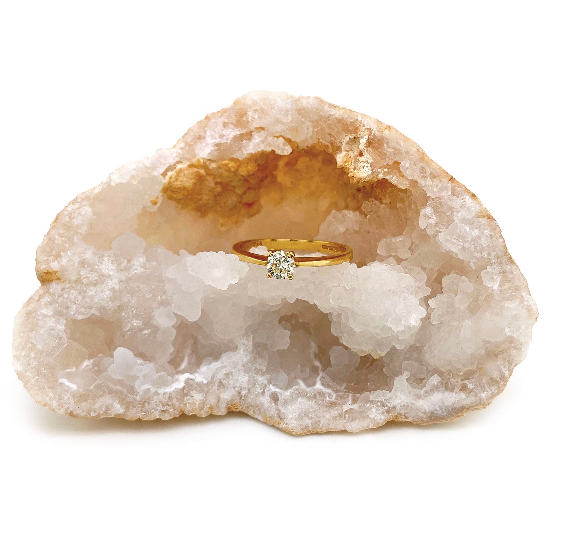 This 18ct yellow gold ring features a dazzling round diamond held in a contemporary four claw setting. Floating on a thin band, this VVS1 diamond has a brilliant fire and alluring sparkle.