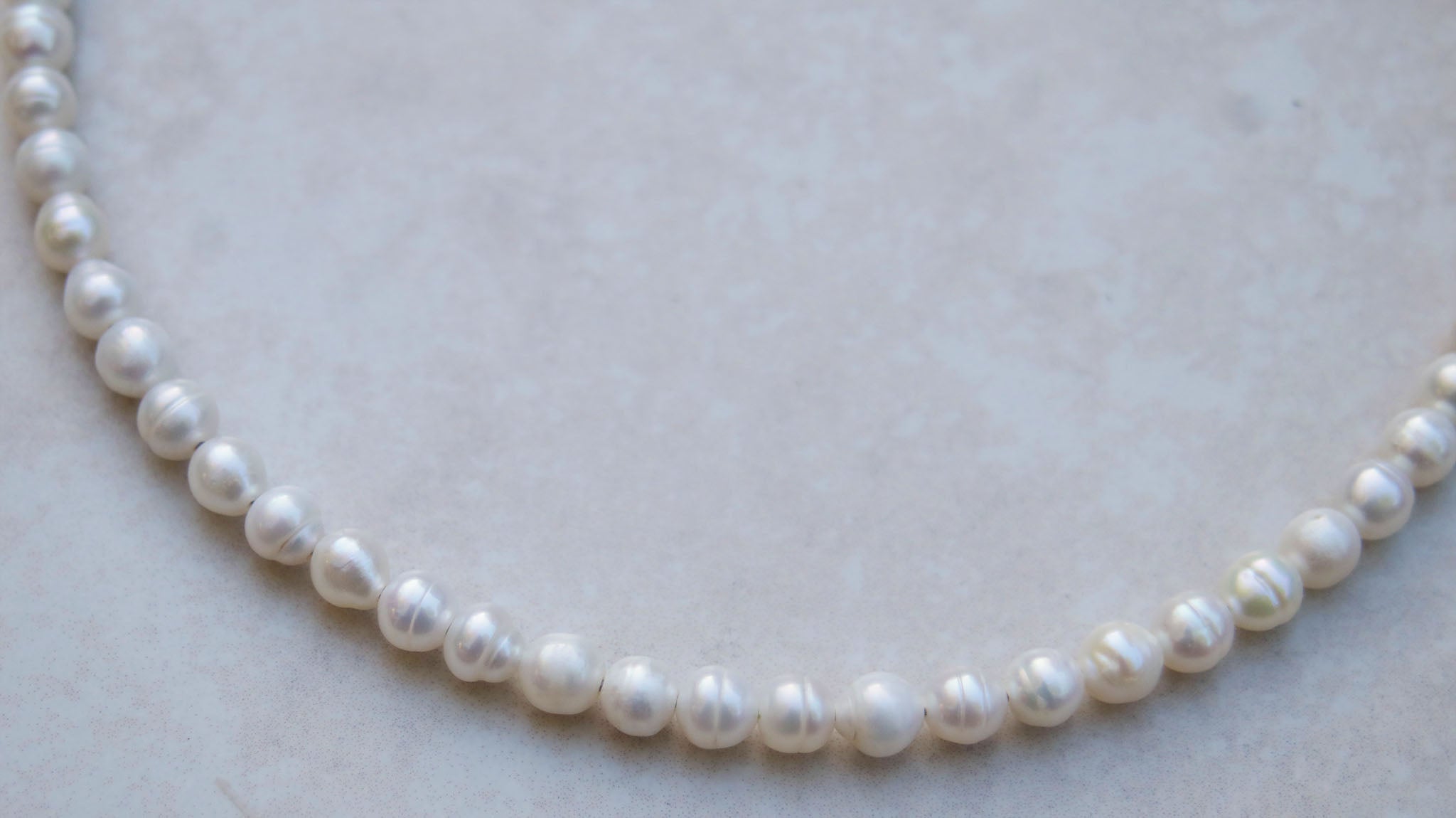 A classic freshwater pearl chocker necklace. Each freshwater pearl has been individually beaded placed onto an expandable bar.
