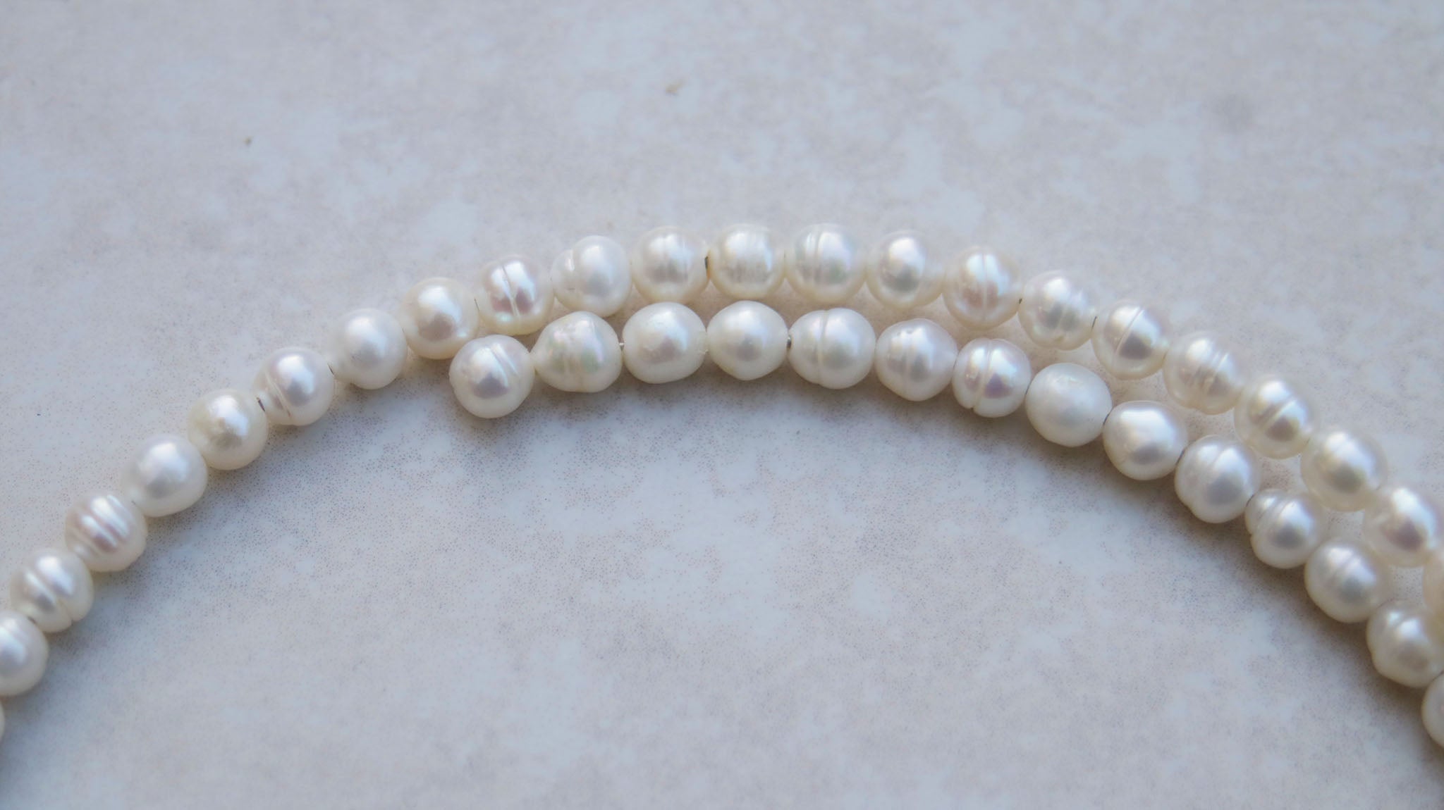 A classic freshwater pearl chocker necklace. Each freshwater pearl has been individually beaded placed onto an expandable bar.
