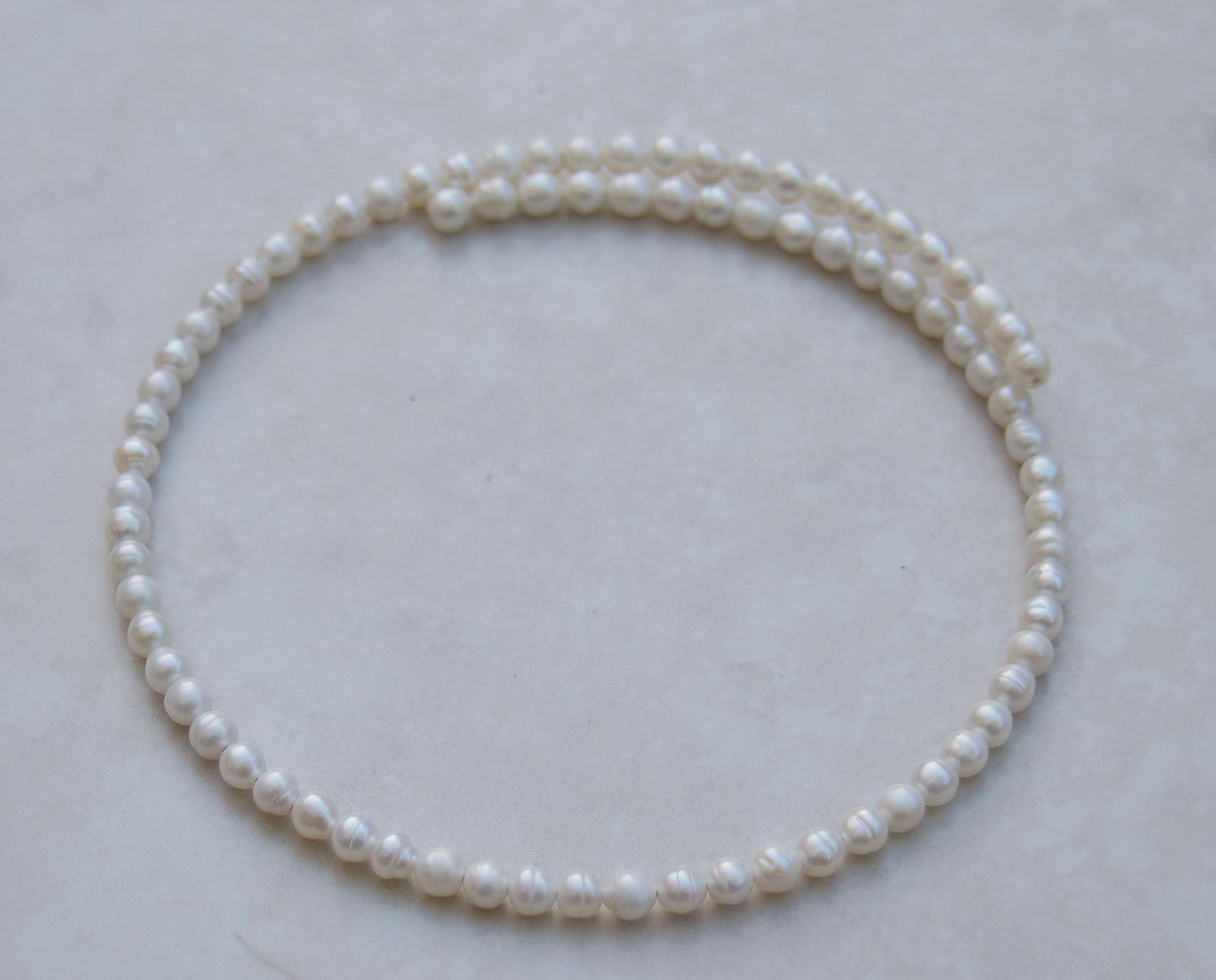 A classic freshwater pearl chocker necklace. Each freshwater pearl has been individually beaded placed onto an expandable bar.
