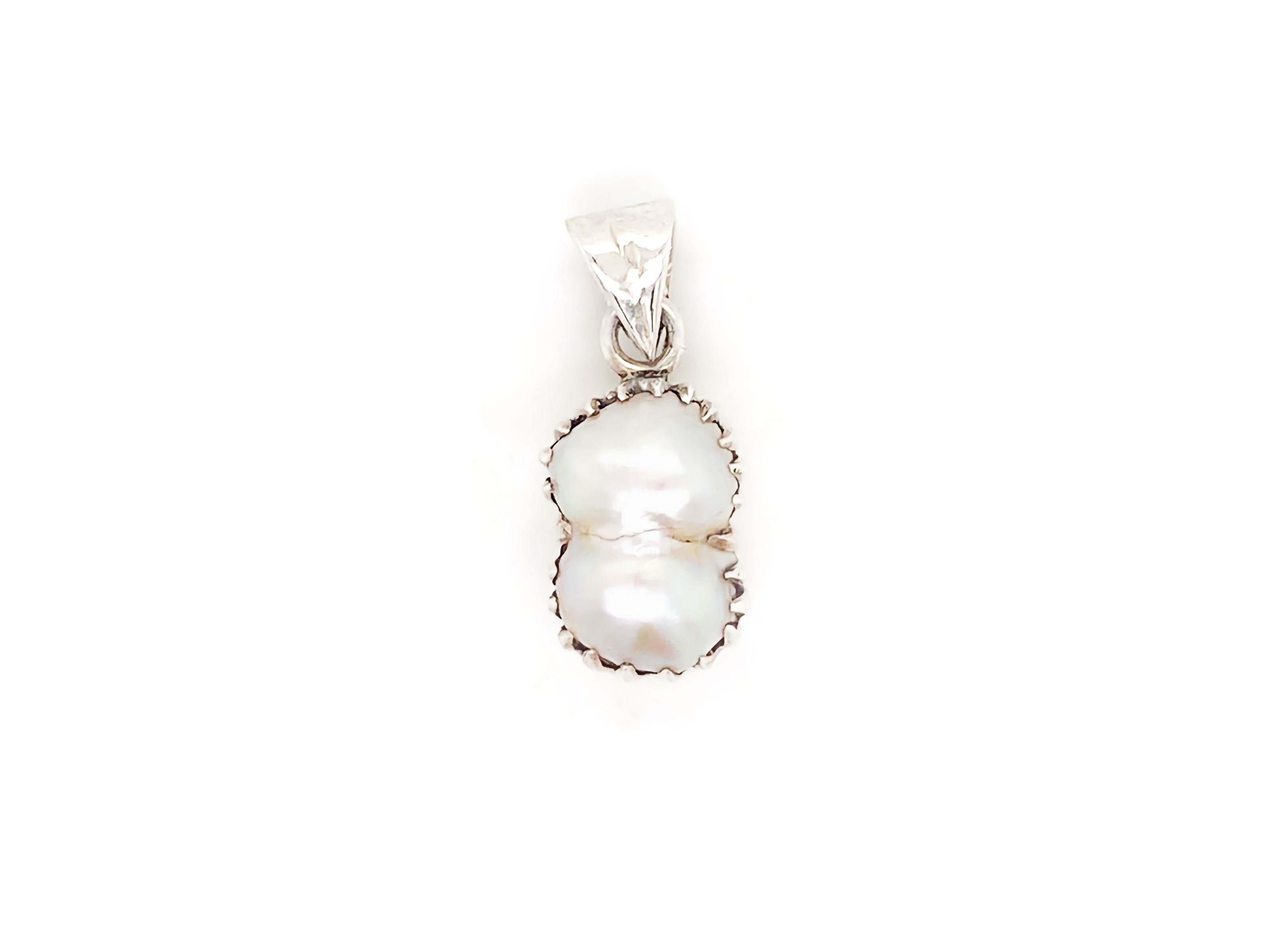 A gorgeous sterling silver baroque pearl set in a abstarct claw-like design.