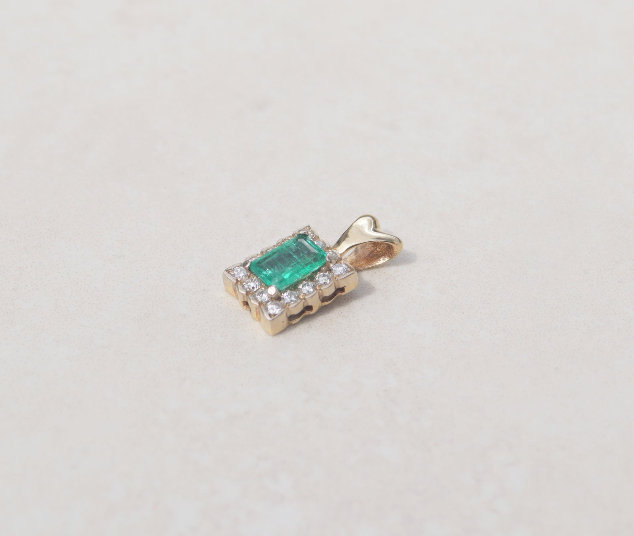 This gorgeous pendant features an emerald gemstone with a diamond halo. Held by slim prongs, the green emerald measures 0.50cts and takes centre stage among rows of round brilliant cut diamonds. Emerald is the birthstone for May Emerald celebrates the twentieth and thirty-fifth wedding anniversaries
