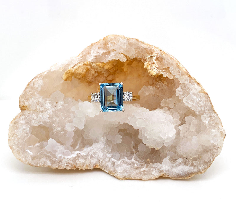 18ct Aquamarine & Diamond Ring